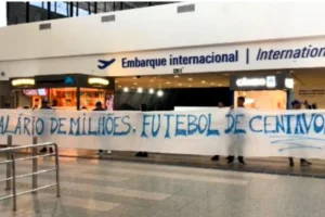 torcedores-do-fortaleza-protestam-no-aeroporto:-“salario-de-milhoes,-futebol-de-centavos”