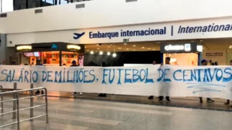 torcedores-do-fortaleza-protestam-no-aeroporto:-“salario-de-milhoes,-futebol-de-centavos”