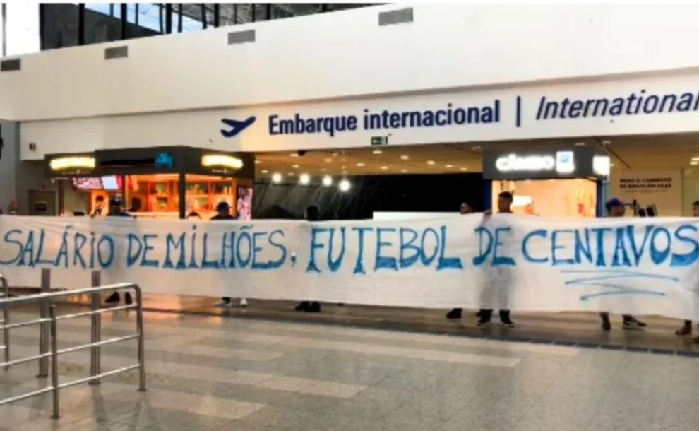 torcedores-do-fortaleza-protestam-no-aeroporto:-“salario-de-milhoes,-futebol-de-centavos”
