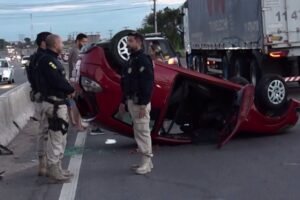 carro-com-mulher-e-duas-criancas-capota-ao-colidir-com-carreta-em-itaitinga,-no-ceara