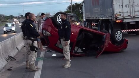carro-com-mulher-e-duas-criancas-capota-ao-colidir-com-carreta-em-itaitinga,-no-ceara