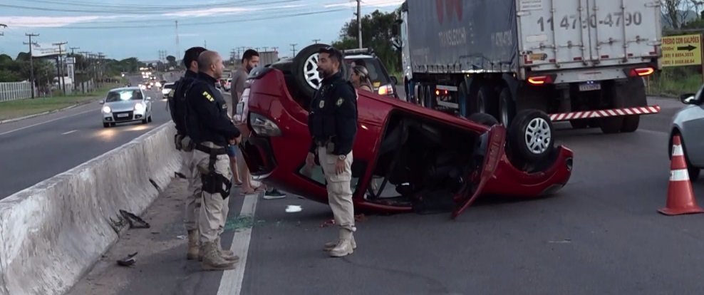 carro-com-mulher-e-duas-criancas-capota-ao-colidir-com-carreta-em-itaitinga,-no-ceara