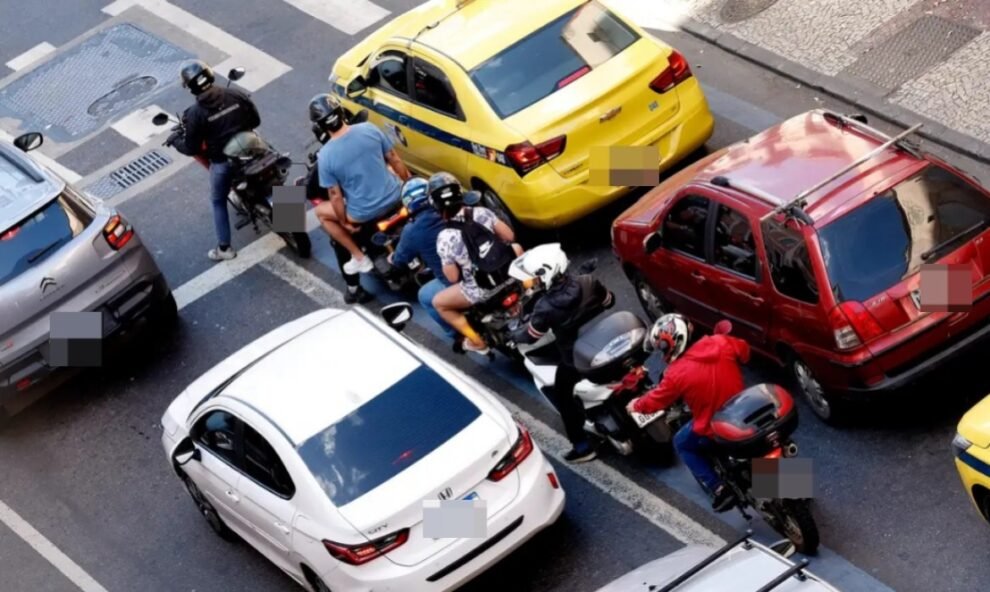 15-motociclistas-por-aplicativo-sao-presos-no-ceara-por-fraudar-valor-das-corridas;-entenda