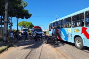 motociclista-fica-gravemente-ferido-apos-colisao-com-onibus-em-fortaleza