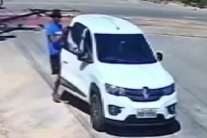 mulher-e-assaltada-por-criminosos-em-carro,-ao-caminhar-na-rua-em-fortaleza