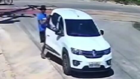 mulher-e-assaltada-por-criminosos-em-carro,-ao-caminhar-na-rua-em-fortaleza
