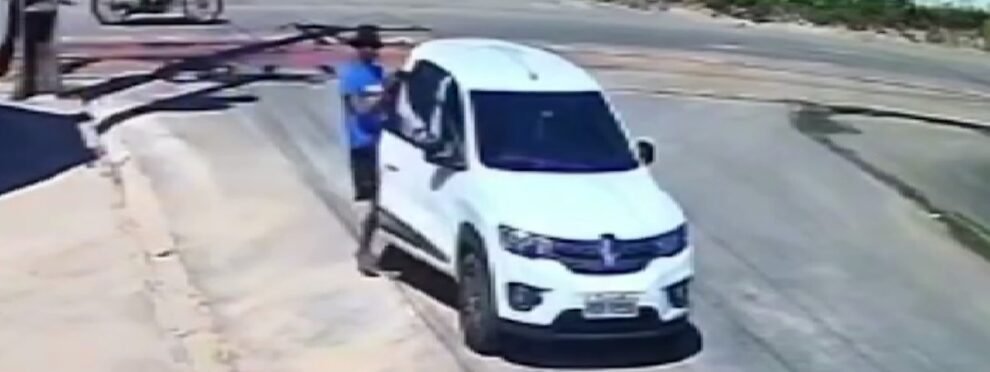 mulher-e-assaltada-por-criminosos-em-carro,-ao-caminhar-na-rua-em-fortaleza