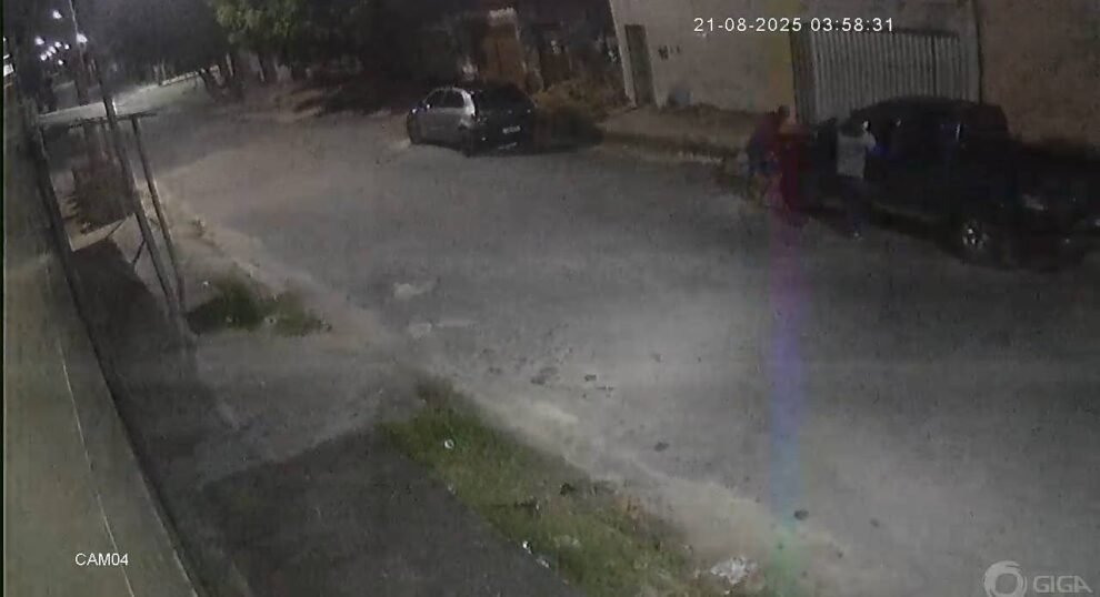 dupla-furta-picape-empurrando-o-veiculo-durante-a-madrugada-em-fortaleza