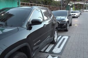 estacionamento-irregular-toma-conta-da-av.-beira-mar-de-fortaleza-no-inicio-das-manhas