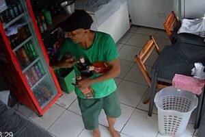 criminoso-e-flagrado-invadindo-espetinho-em-fortaleza-para-furtar-cachaca-e-whisky