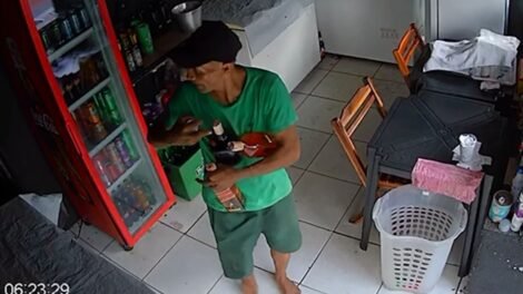 criminoso-e-flagrado-invadindo-espetinho-em-fortaleza-para-furtar-cachaca-e-whisky