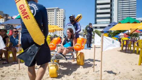 projeto-praia-acessivel-tem-estacoes-na-praia-de-iracema-e-na-praia-do-nautico,-em-fortaleza