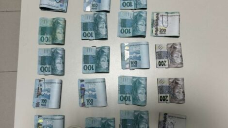 homem-e-preso-por-transportar-em-hilux-mais-de-r$-18-mil-em-cedulas-falsas,-em-caucaia/ce