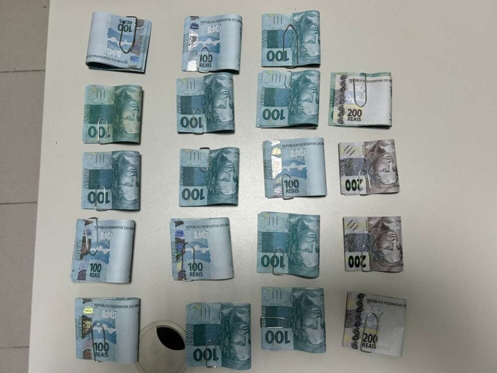 homem-e-preso-por-transportar-em-hilux-mais-de-r$-18-mil-em-cedulas-falsas,-em-caucaia/ce