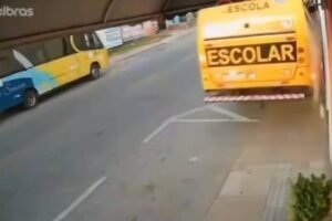 onibus-escolar-desgovernado-bate-em-loja-e-derruba-muro-no-centro-de-quixeramobim-(ce)