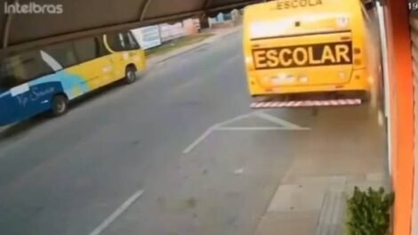 onibus-escolar-desgovernado-bate-em-loja-e-derruba-muro-no-centro-de-quixeramobim-(ce)