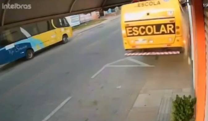 onibus-escolar-desgovernado-bate-em-loja-e-derruba-muro-no-centro-de-quixeramobim-(ce)