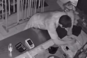 criminoso-invade-comercio-em-fortaleza-e-furta-notebook-e-outros-equipamentos-eletronicos