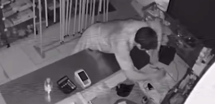 criminoso-invade-comercio-em-fortaleza-e-furta-notebook-e-outros-equipamentos-eletronicos