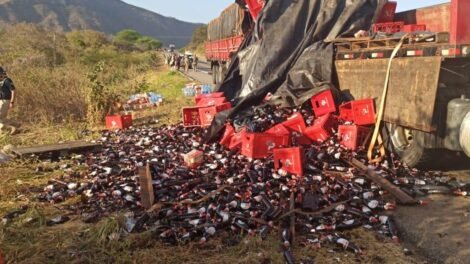 caminhao-com-carregamento-de-cerveja-tomba-em-iraucuba/ce-e-populacao-saqueia-mercadoria