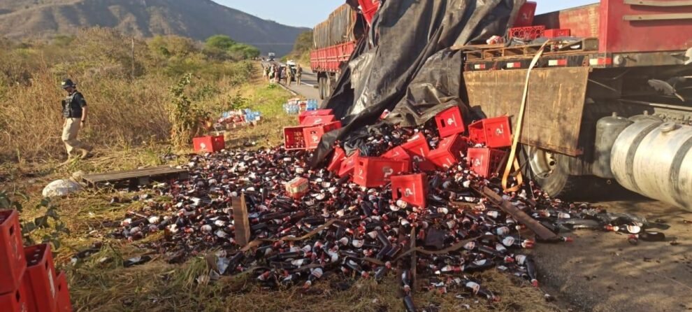 caminhao-com-carregamento-de-cerveja-tomba-em-iraucuba/ce-e-populacao-saqueia-mercadoria