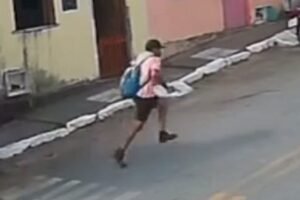 homem-que-matou-empresario-em-itapaje-e-flagrado-correndo-na-rua-de-arma-em-punho;-veja-o-video