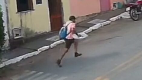 homem-que-matou-empresario-em-itapaje-e-flagrado-correndo-na-rua-de-arma-em-punho;-veja-o-video