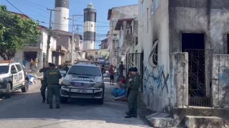criminosos-jogam-bomba-em-casa-apos-faccao-dar-prazo-para-familia-deixar-o-local,-em-fortaleza