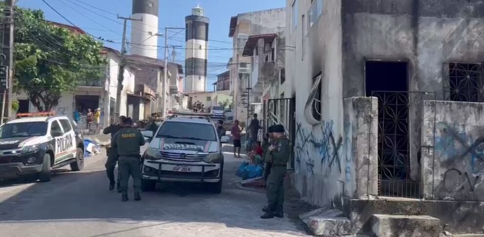 criminosos-jogam-bomba-em-casa-apos-faccao-dar-prazo-para-familia-deixar-o-local,-em-fortaleza
