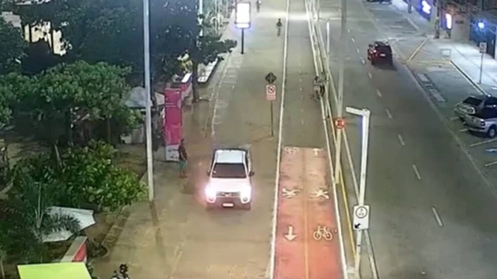 motorista-embriagado-e-preso-apos-dirigir-carro-sobre-o-calcadao-da-av.-beira-mar,-em-fortaleza