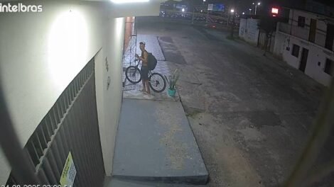homem-arromba-portao-de-casa-e-furta-bicicleta-no-bairro-serrinha,-em-fortaleza