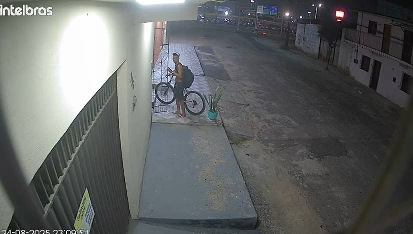 homem-arromba-portao-de-casa-e-furta-bicicleta-no-bairro-serrinha,-em-fortaleza