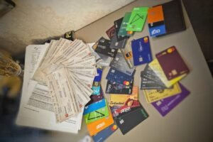 pf-investiga-grupo-que-fraudou-336-cartoes-de-credito-da-caixa,-no-ceara,-com-documentos-falsos