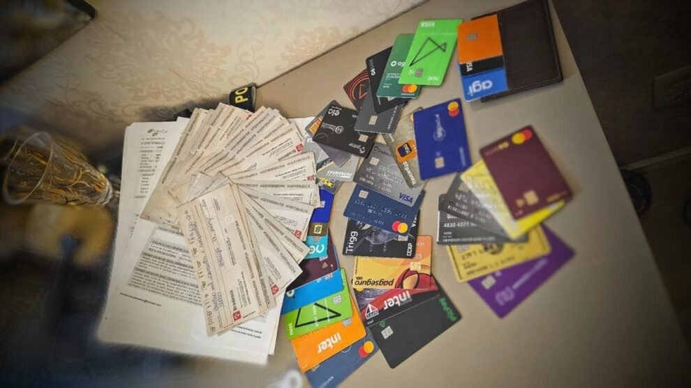 pf-investiga-grupo-que-fraudou-336-cartoes-de-credito-da-caixa,-no-ceara,-com-documentos-falsos
