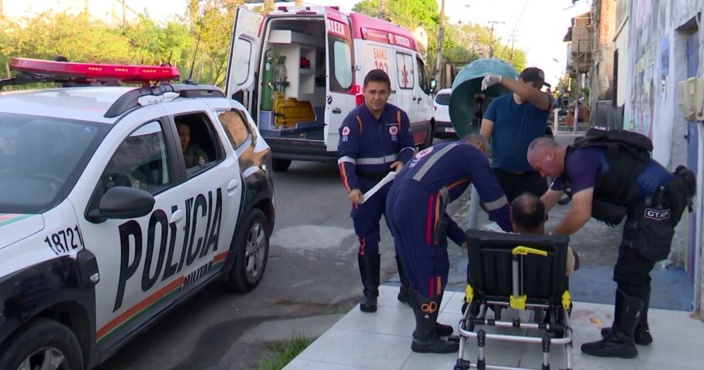 homem-e-espancado-na-rua-a-mando-de-faccao-criminosa-apos-agredir-a-esposa,-em-fortaleza
