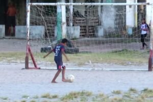 moradores-do-bairro-passare,-em-fortaleza,-cobram-reforma-do-campo-do-sobral,-ja-com-gramado-gasto