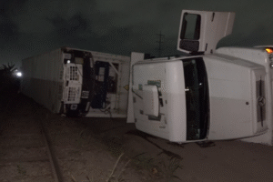 carreta-com-carga-de-melao-avaliada-em-r$-120-mil-tomba-no-quarto-anel-viario