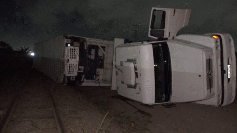 carreta-com-carga-de-melao-avaliada-em-r$-120-mil-tomba-no-quarto-anel-viario