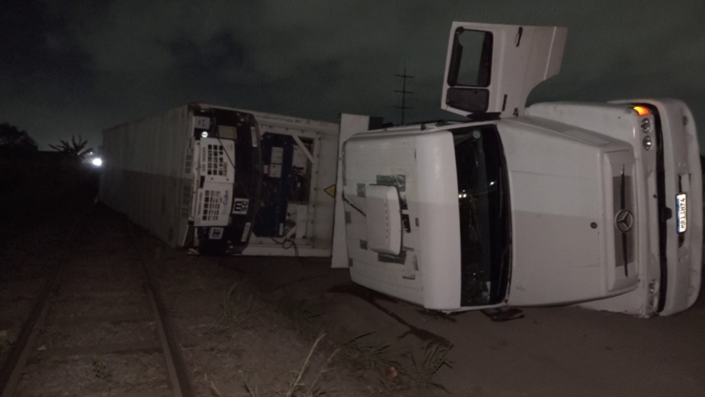carreta-com-carga-de-melao-avaliada-em-r$-120-mil-tomba-no-quarto-anel-viario