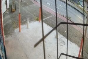 pichador-e-flagrado-vandalizando-parede-de-residencial-na-avenida-aguanambi,-em-fortaleza