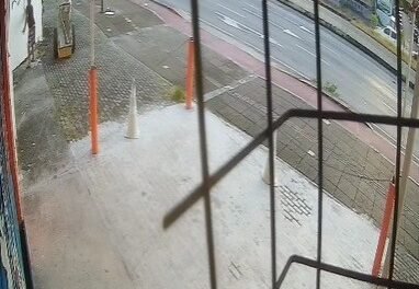 pichador-e-flagrado-vandalizando-parede-de-residencial-na-avenida-aguanambi,-em-fortaleza