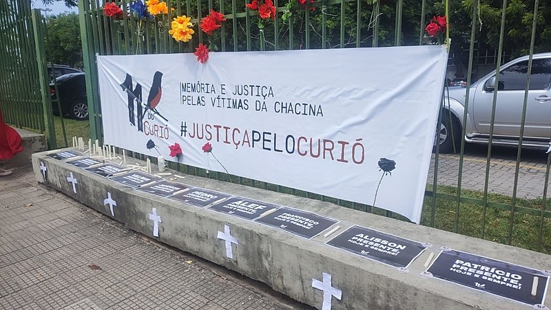 sete-policiais-acusados-de-omissao-na-chacina-do-curio-sao-absolvidos-em-juri-popular