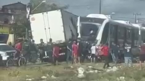 acidente:-caminhao-e-trem-do-vlt-colidem-na-avenida-francisco-sa,-em-fortaleza