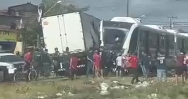 acidente:-caminhao-e-trem-do-vlt-colidem-na-avenida-francisco-sa,-em-fortaleza