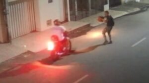 assalto:-ladrao-com-arma-falsa-e-flagrado-roubando-moto-e-fugindo-com-o-veiculo-em-fortaleza