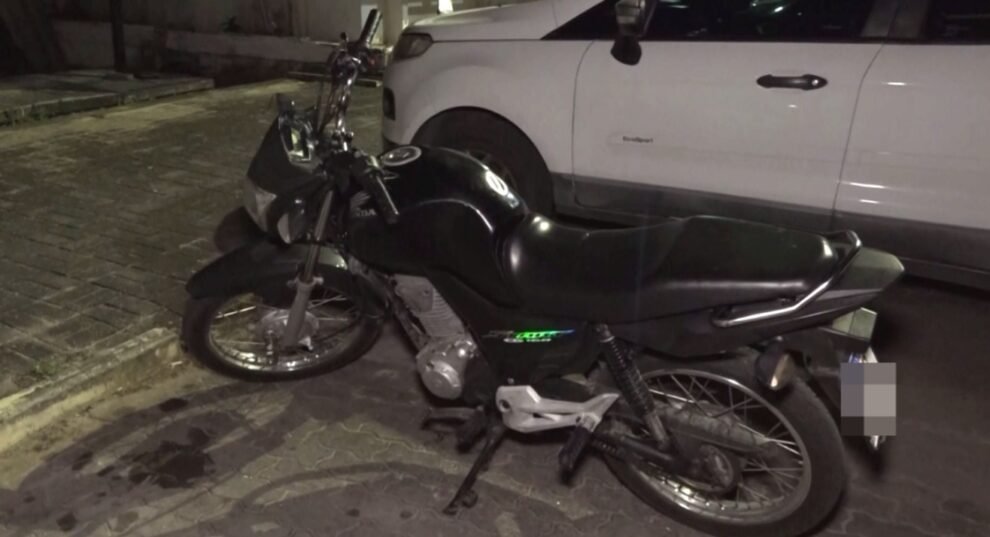 moto-com-queixa-de-furto-e-encontrada-apos-ser-abandonada-por-criminosos-em-caucaia/ce