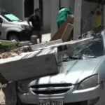 muro-cai-em-cima-de-carro-estacionado-no-bairro-varjota,-em-fortaleza;-nao-houve-feridos