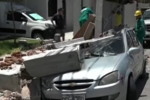 muro-cai-em-cima-de-carro-estacionado-no-bairro-varjota,-em-fortaleza;-nao-houve-feridos