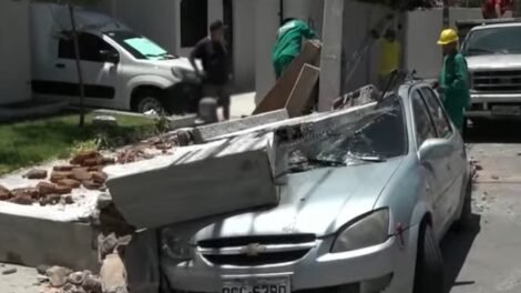 muro-cai-em-cima-de-carro-estacionado-no-bairro-varjota,-em-fortaleza;-nao-houve-feridos