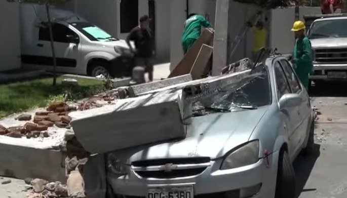 muro-cai-em-cima-de-carro-estacionado-no-bairro-varjota,-em-fortaleza;-nao-houve-feridos